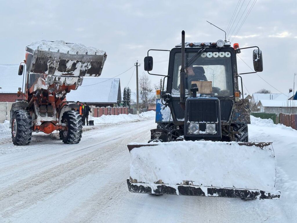 На помощь в уборке снега в Узде пришла техника сельхозорганизаций