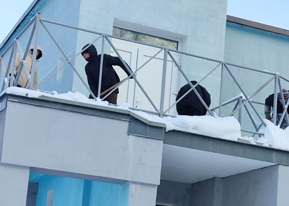 подучетные чистят больницу от снега