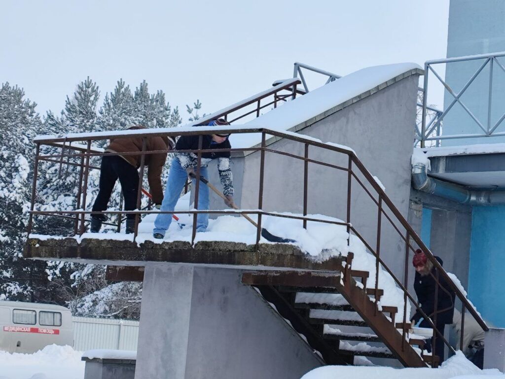 расчистка больницы от снега