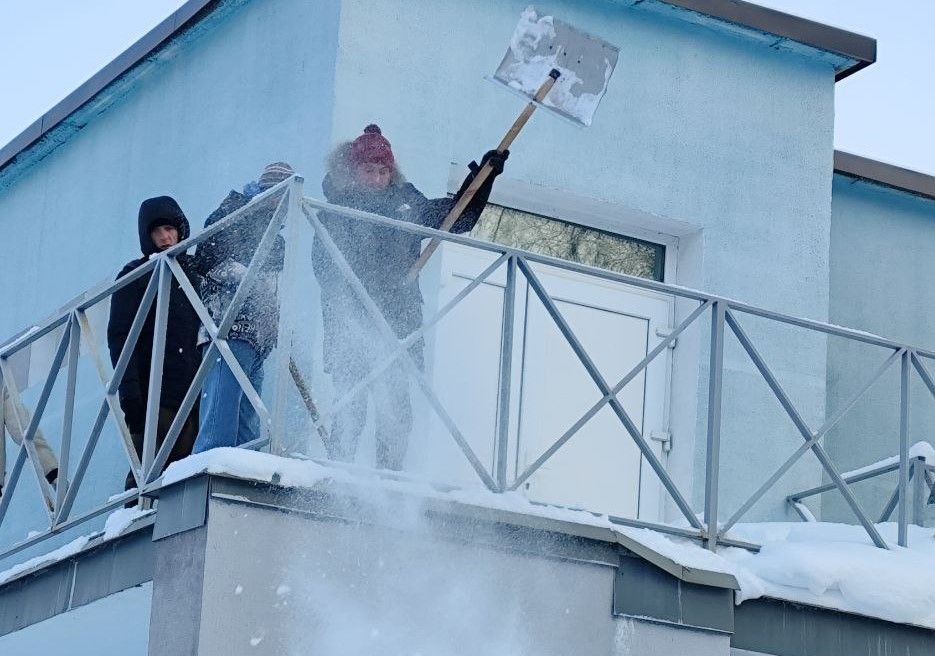 Безработные и подучетные лица очистили снег на территории Узденской больницы