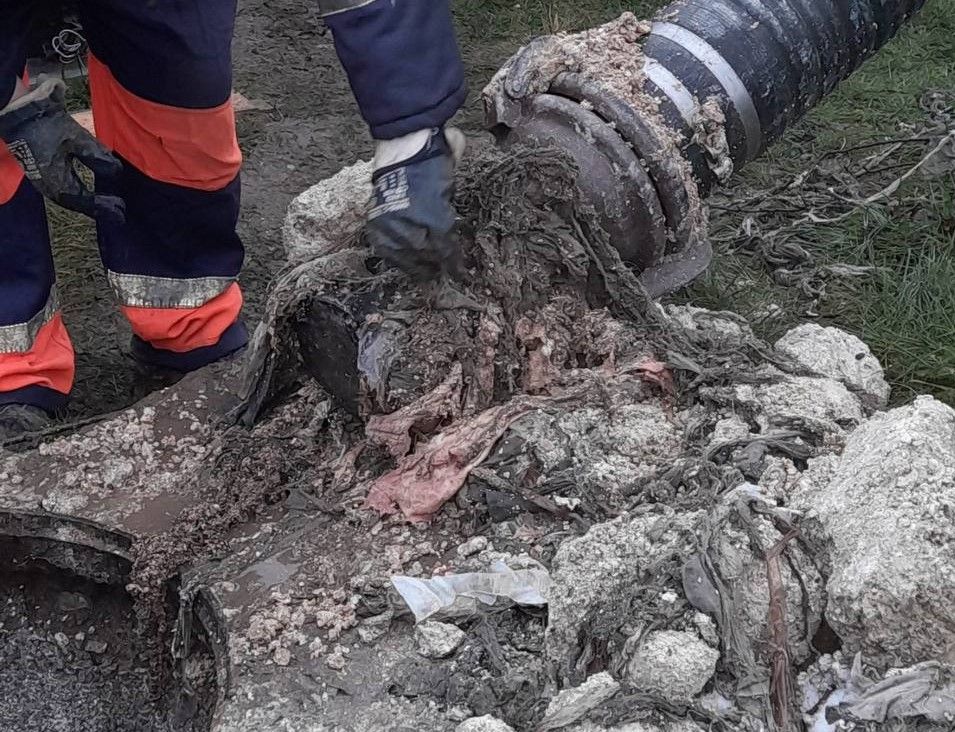 Как не превратить канализацию в мусорку, рассказали в Узденском ЖКХ