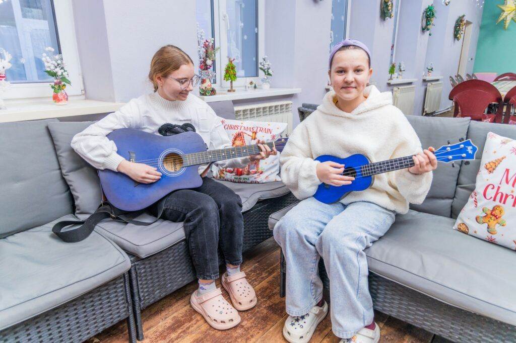 девочки играют на гитаре