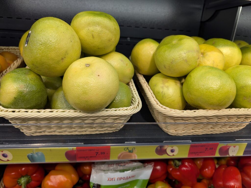 свити на полках магазинов