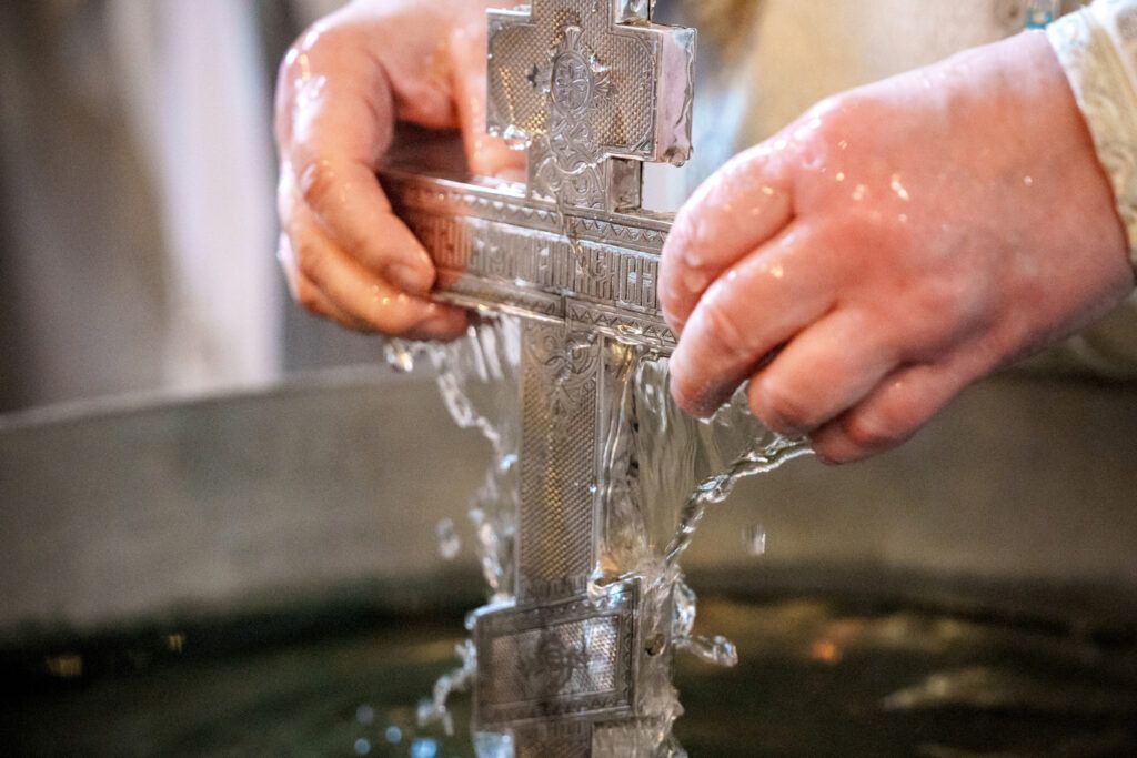 Как использовать и хранить крещенскую воду, узнали у священника