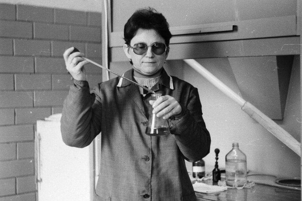 Ретрофото. Работа в лаборатории