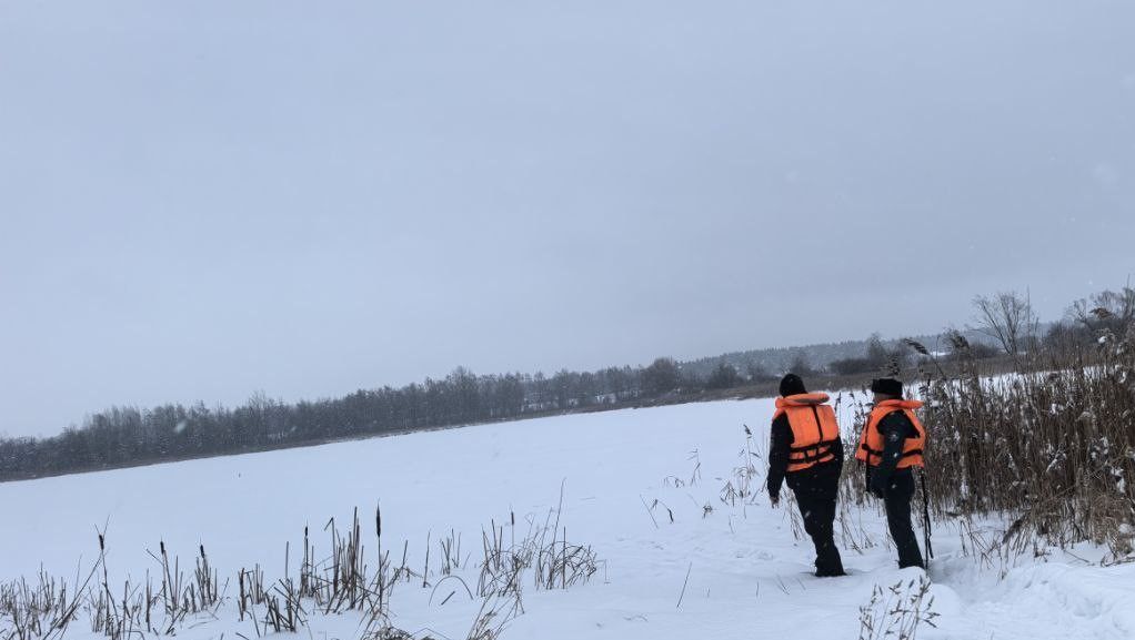 Про безопасность на льду рыбакам напоминают спасатели Узденщины