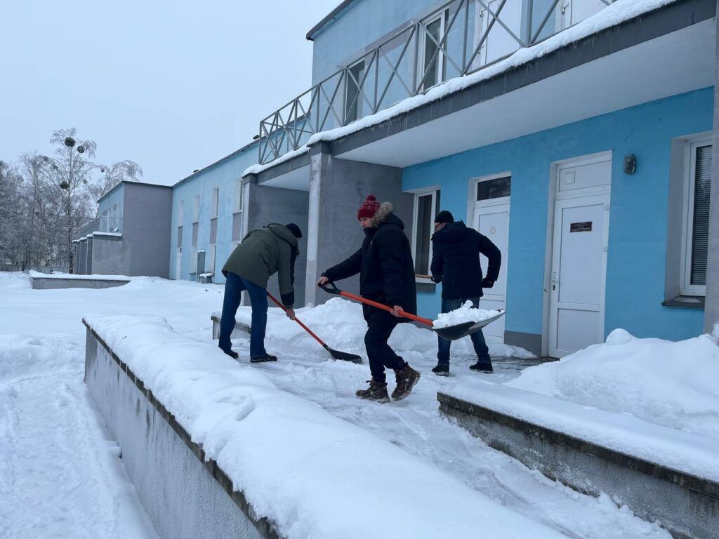 Лопата вместо наказания. В Узде дебоширы убрали снег на территории больницы