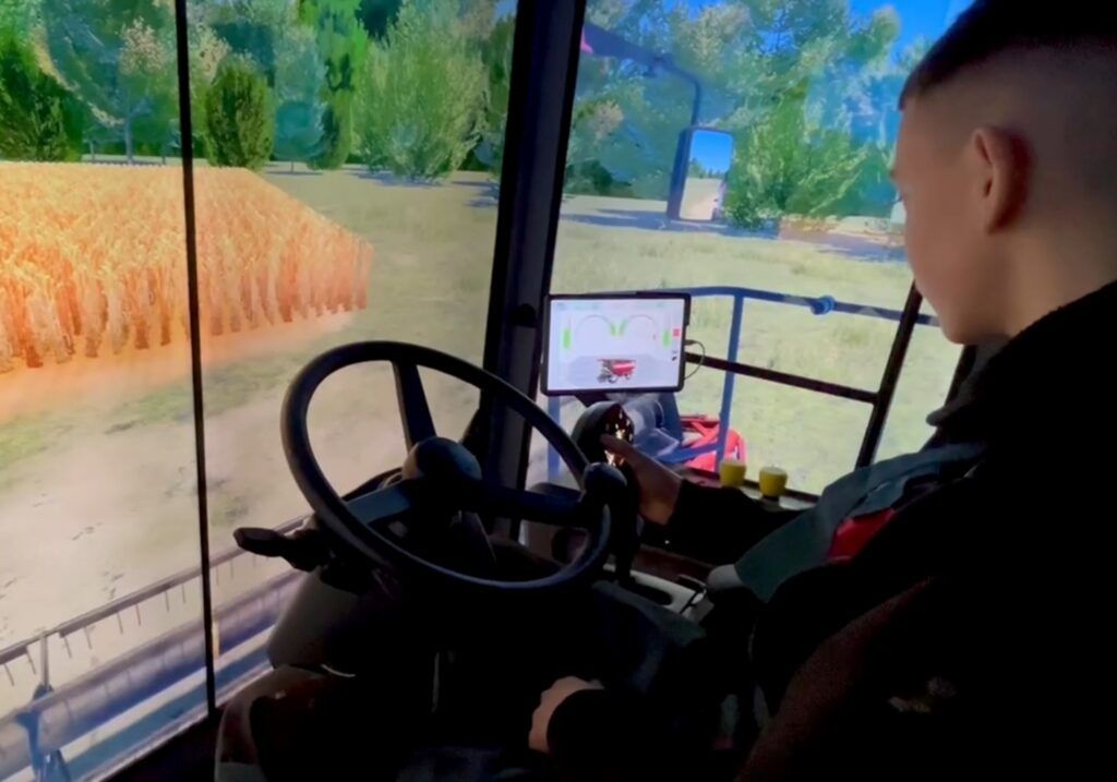 Тренажер зерноуборочного комбайна затестили учащиеся Узденского колледжа