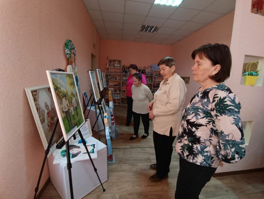 Выставка рисунков к Году белорусской женщины открылась в Узденском ТЦСОН