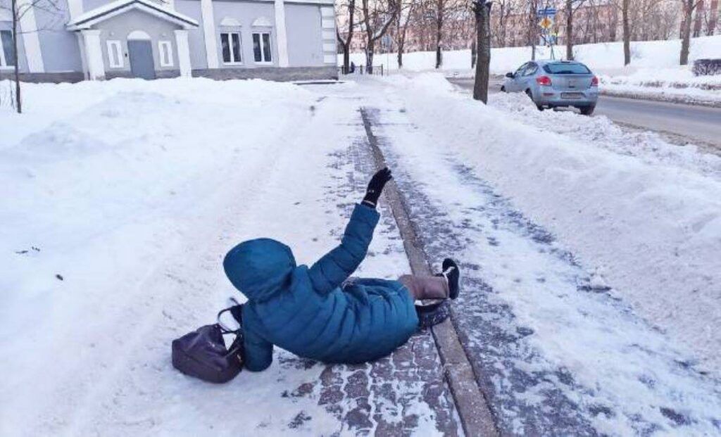 Скользкая обувь зимой. Что предлагают Ozon и Wildberries для вашей безопасности