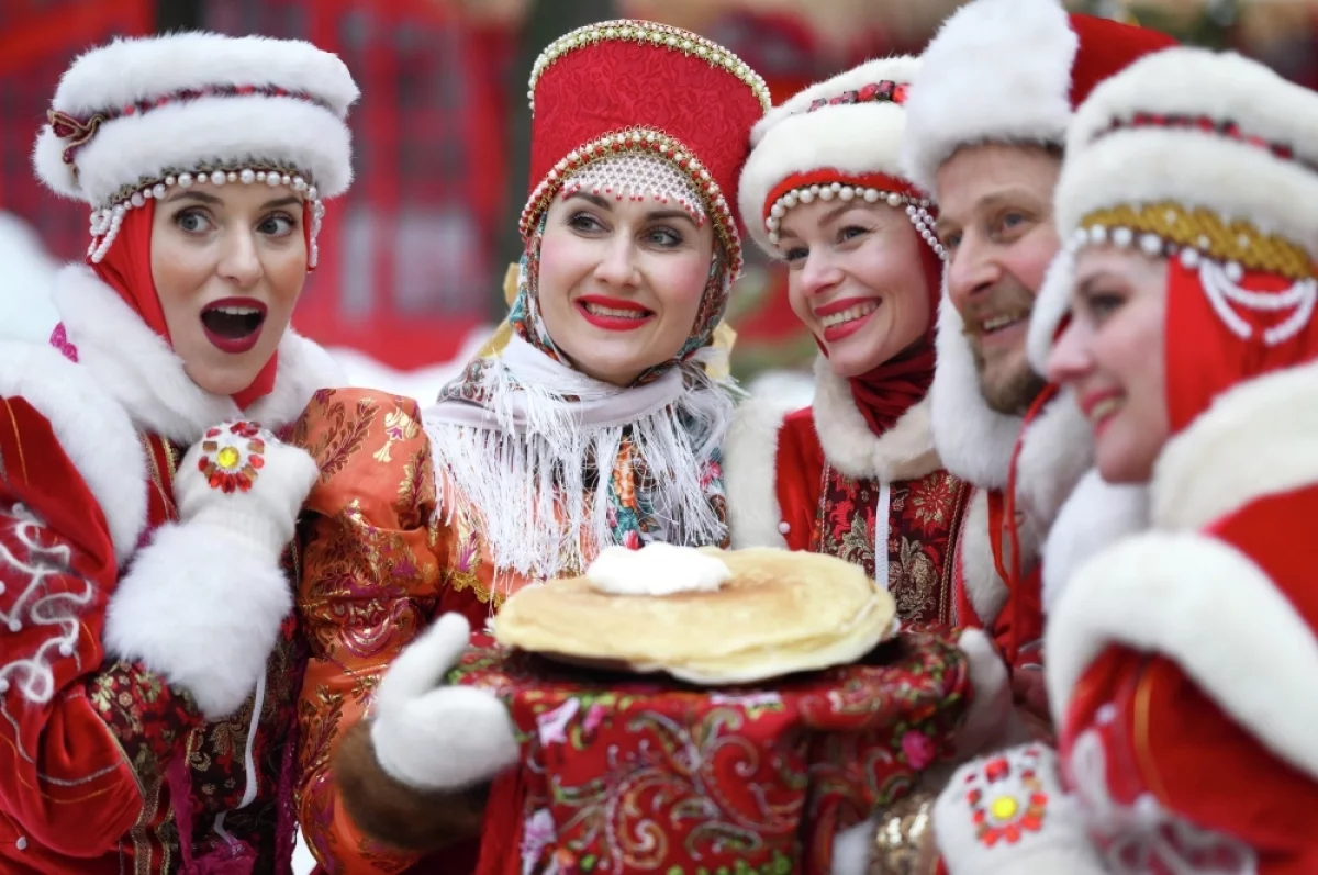 нарядные девушки с блинами