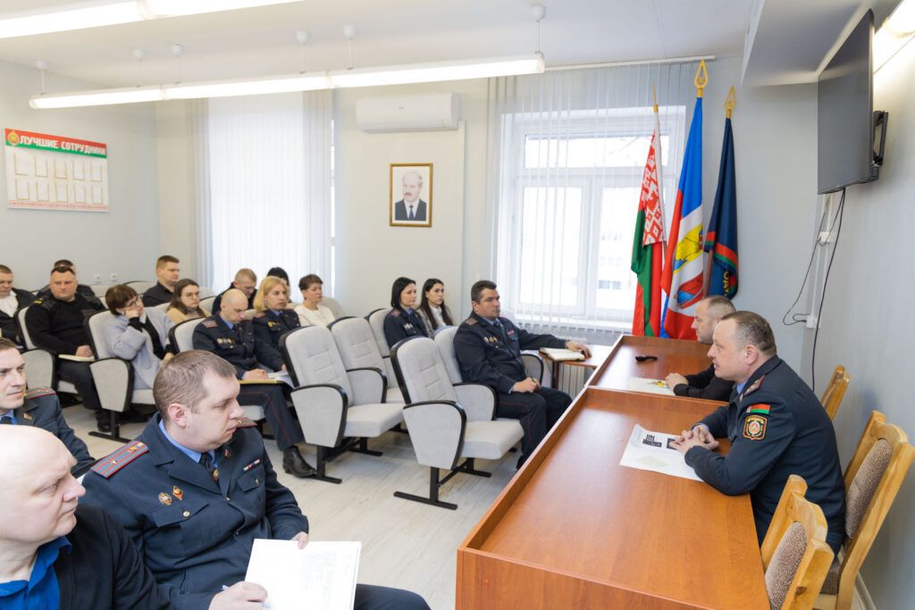 Армия, военные клубы и мошенники в сети. О чем еще шла речь на встрече в Узденском РОВД