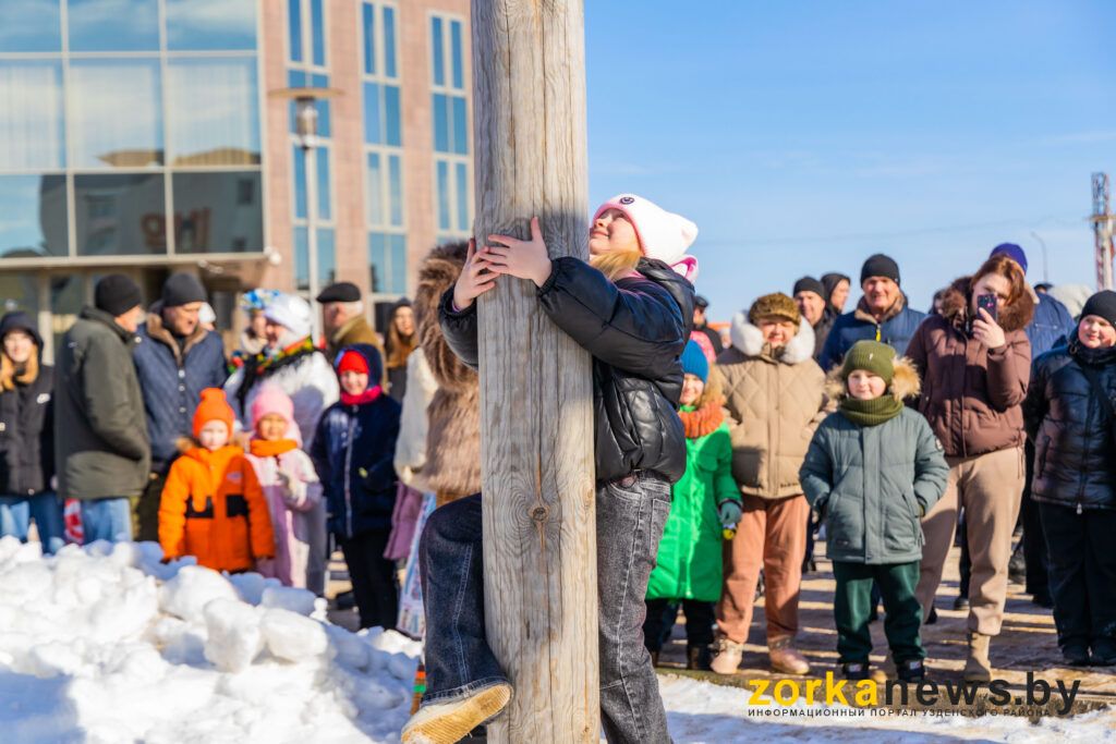 днвочка карабкается на столб