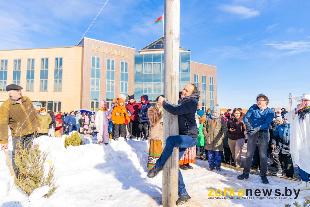 мужчина лезет на столб