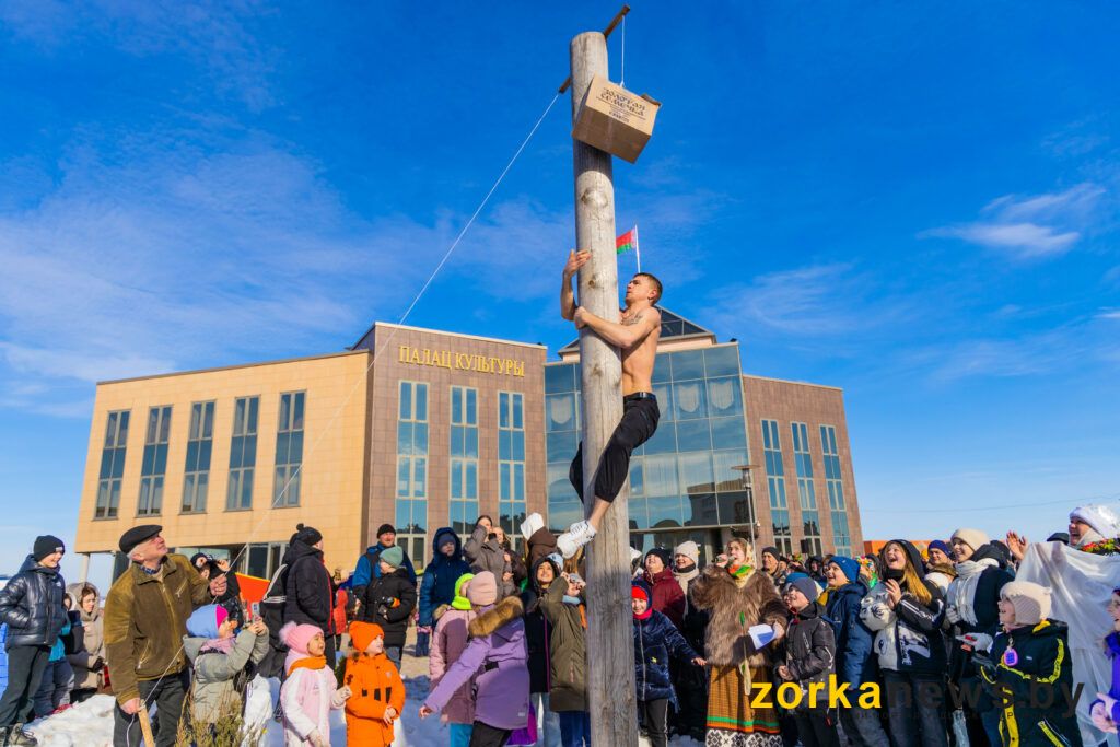 парень на масленичном столбе