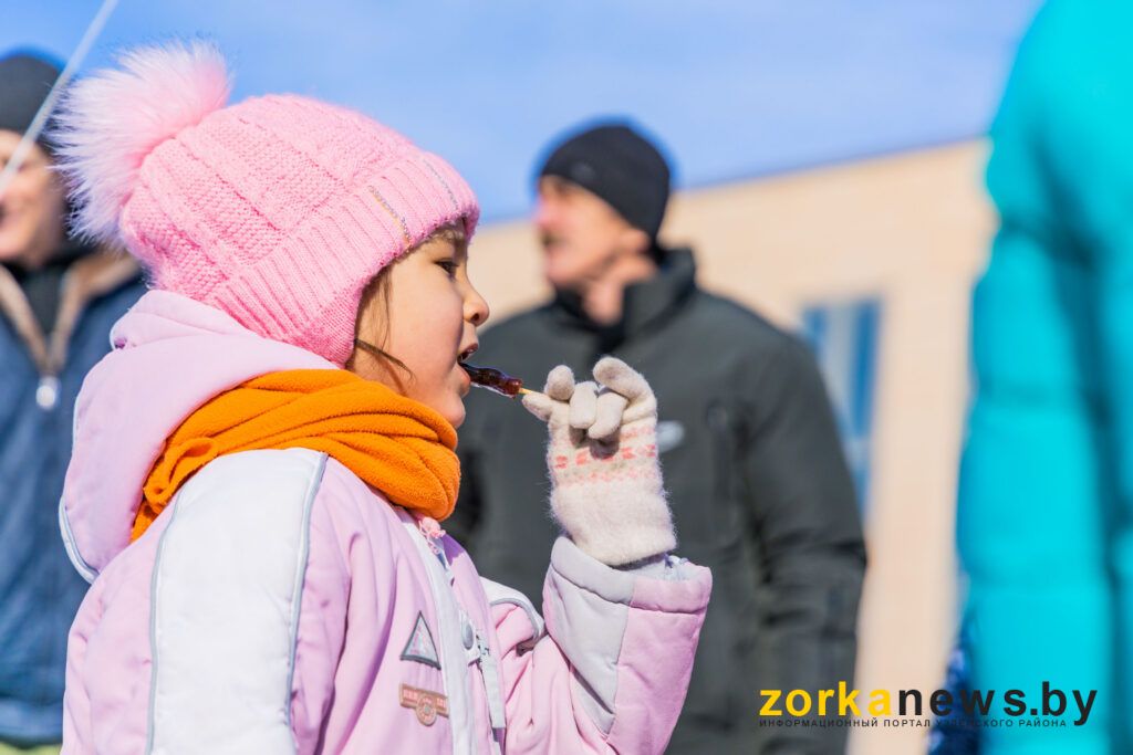 девочка с леденцом