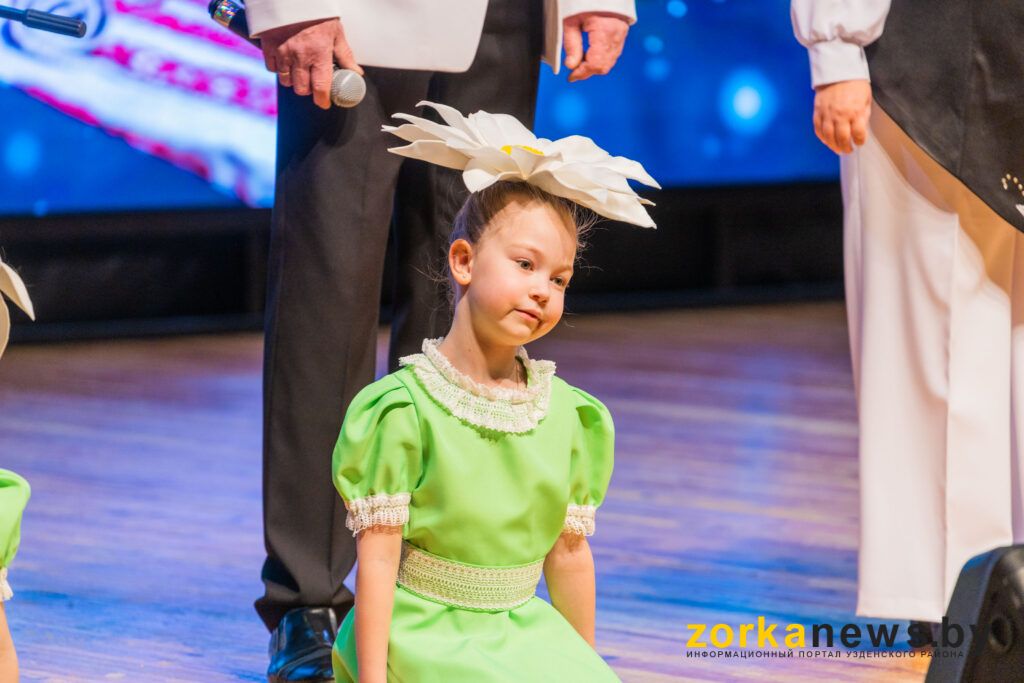 девочка танцует