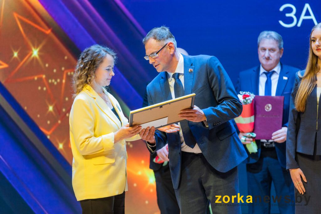 Курленко награждает