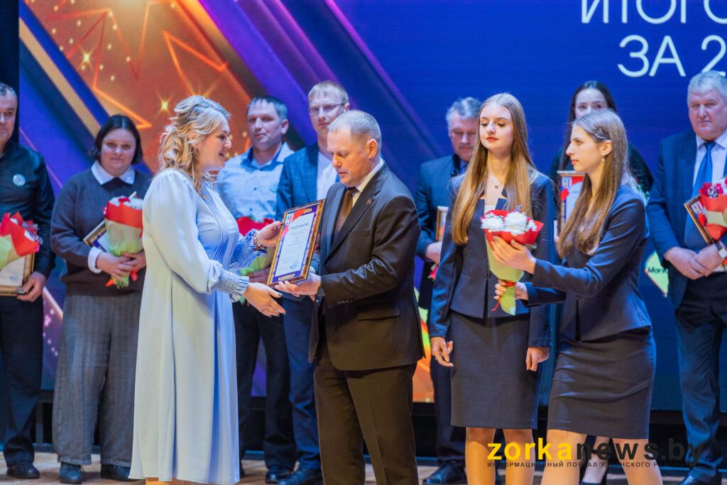 Колос награждает