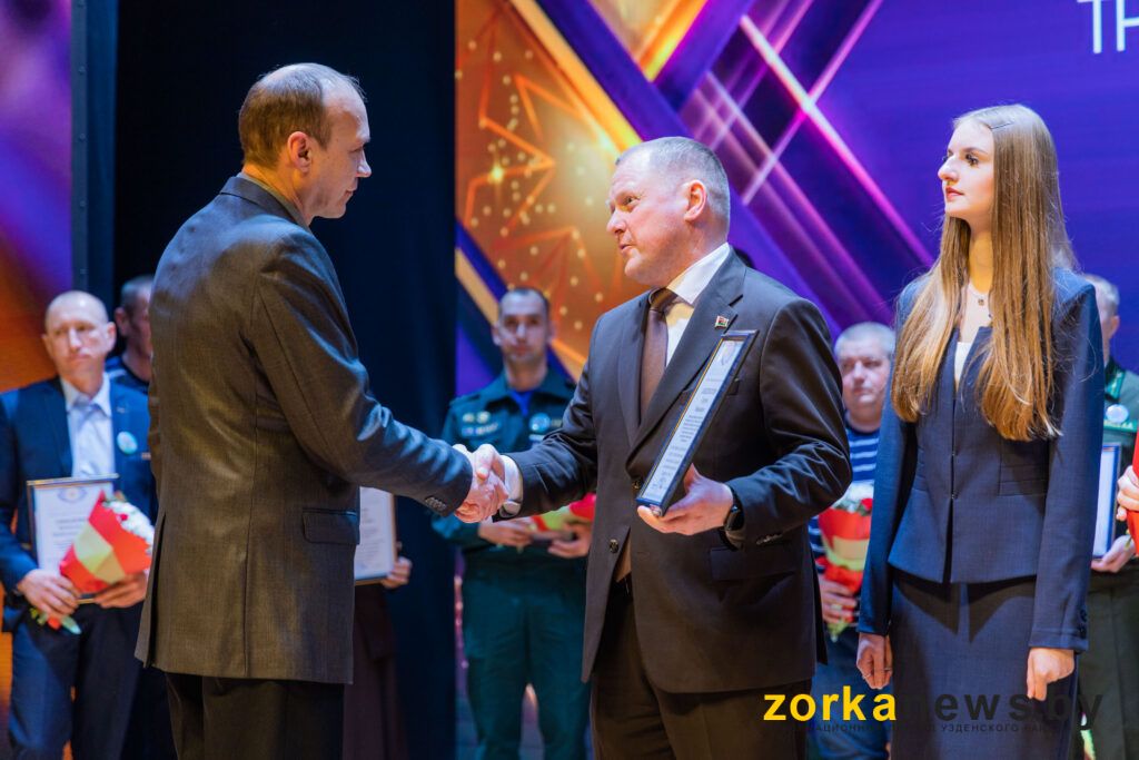 Колос награждает