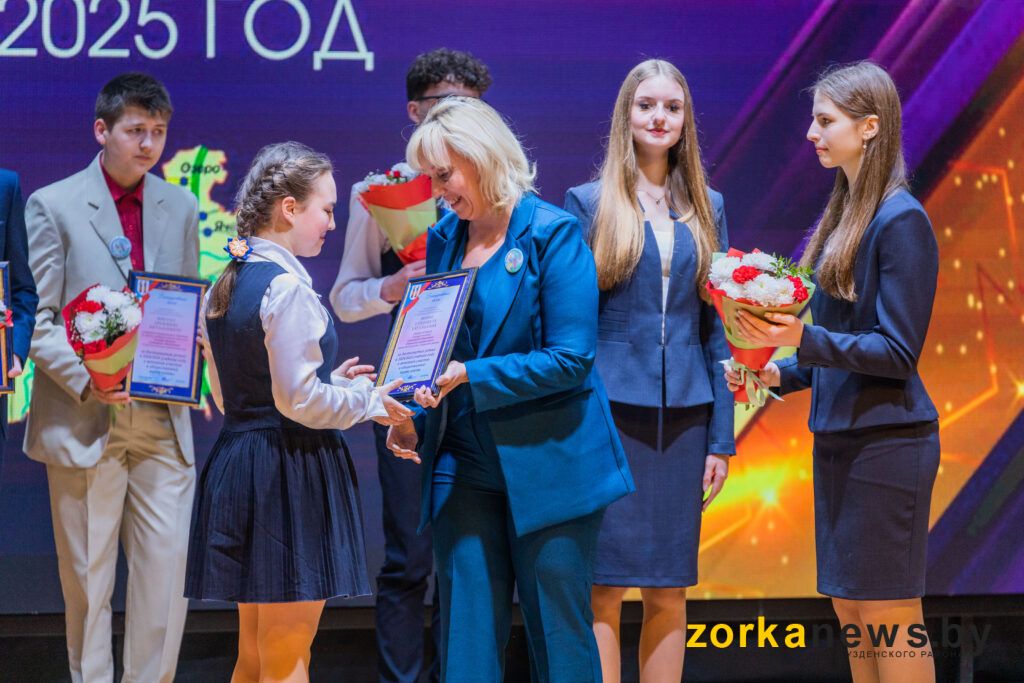 Жандармова награждает ученицу