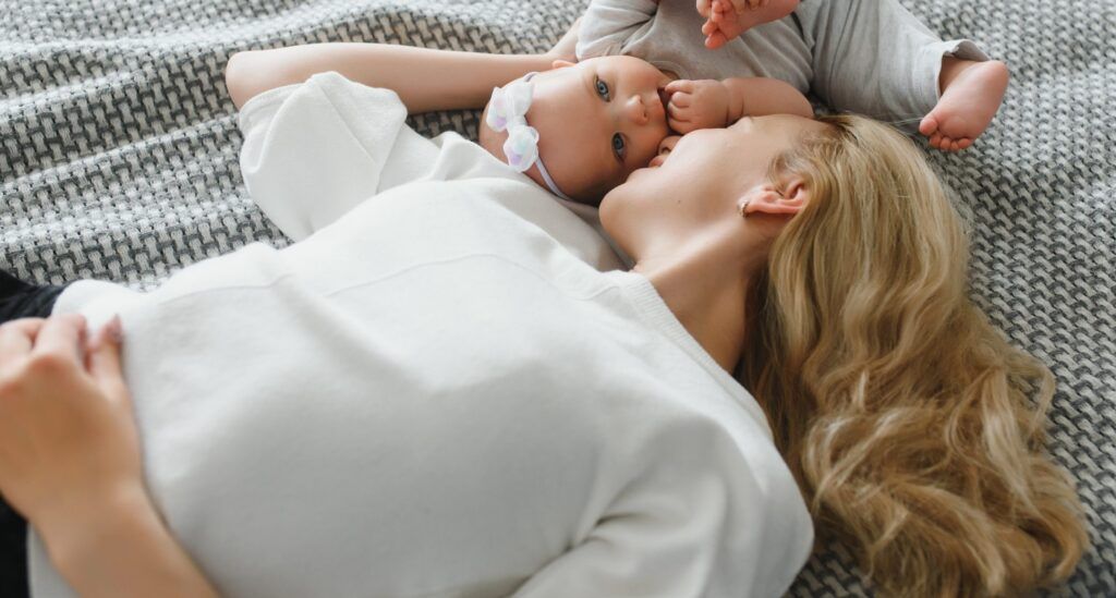 Как получить пособие по беременности и родам самозанятым, узнали в фонде соцзащиты