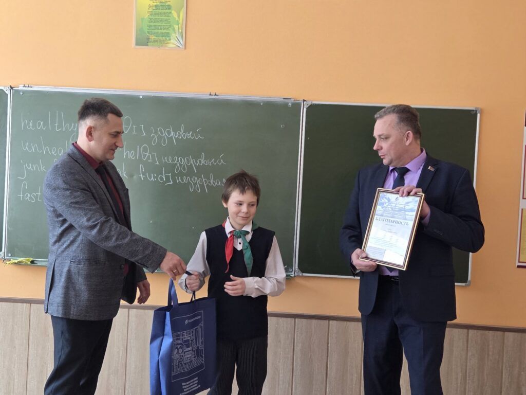 Госэнергонадор района поздравил и наградил юных художников