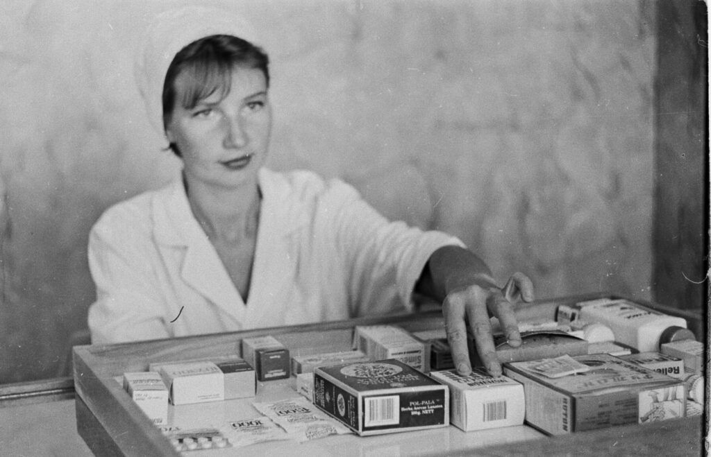 Ретрофото. Фармацевт за работой