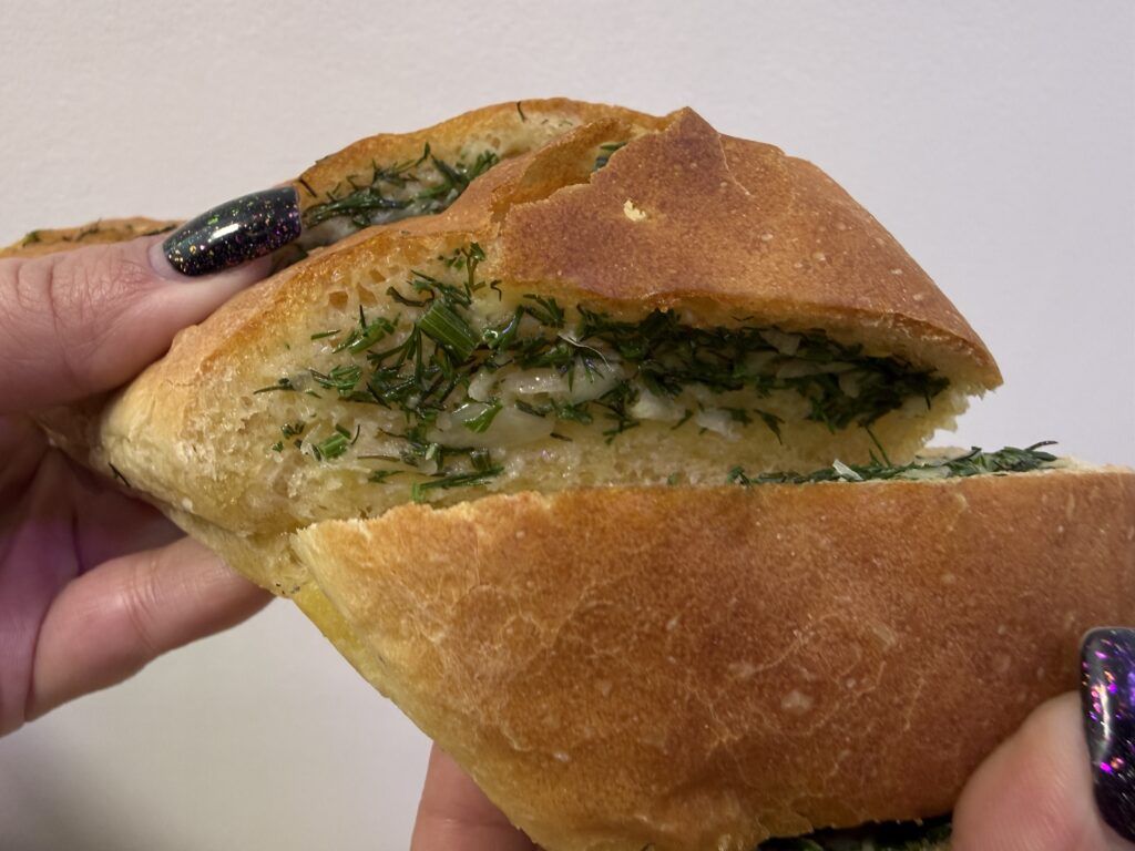 багет с чесноком и зеленью
