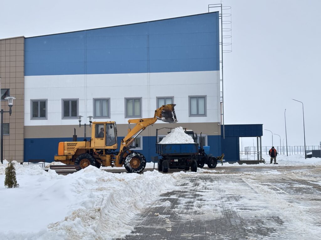 уборка снега возле Бриза