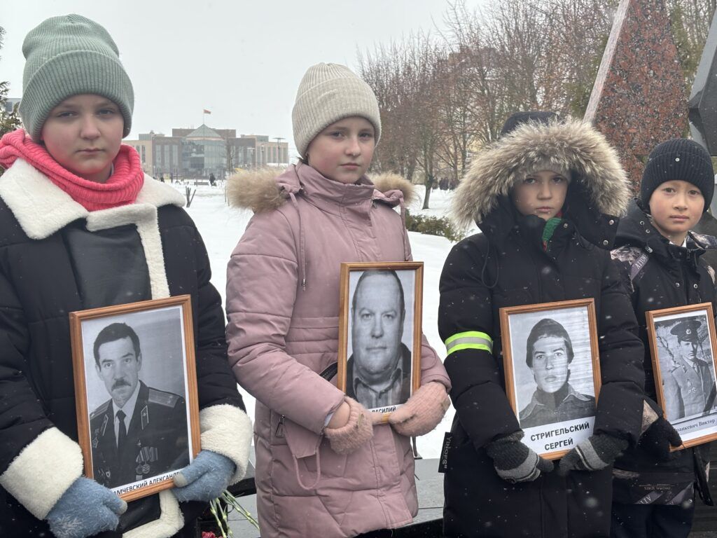 школьники с фото воинов служивших в Афганистане