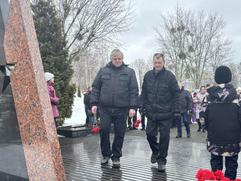 возложение цветов к памятнику