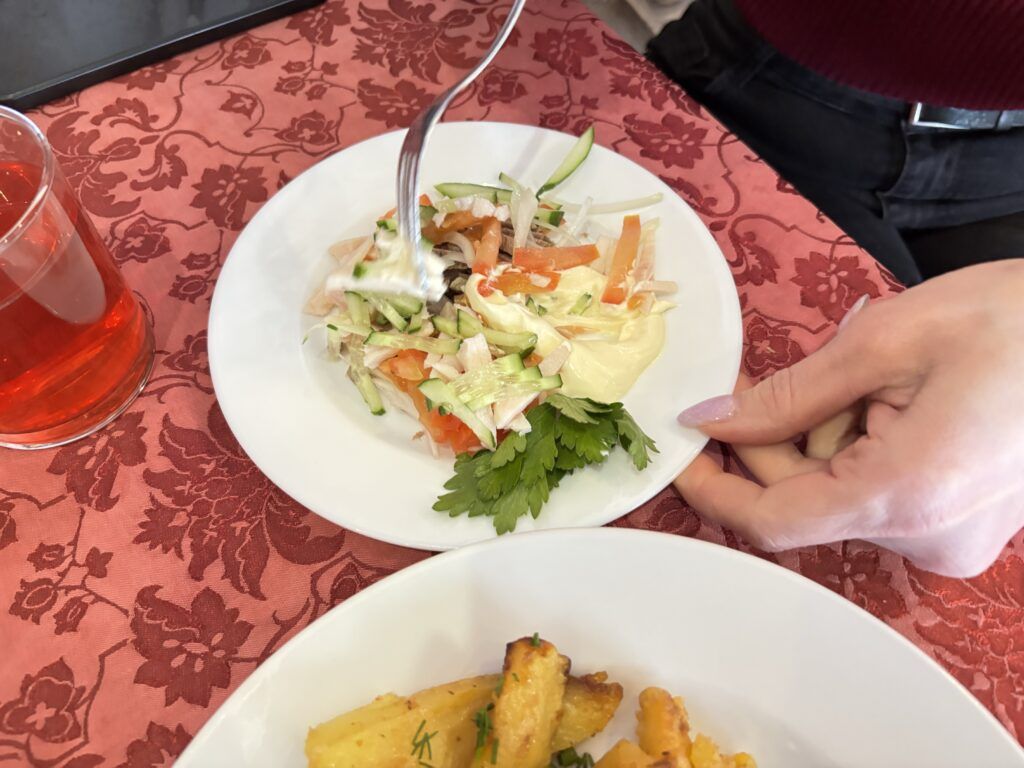 салат из комбо обеда в ресторане Неман
