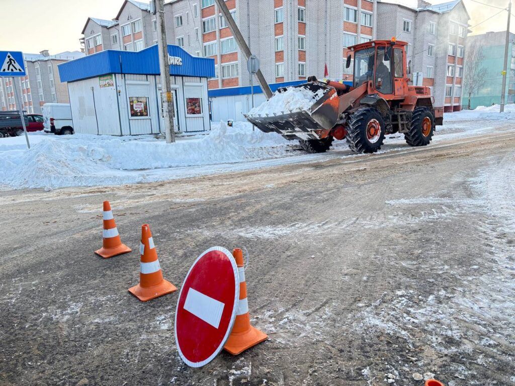 Более 13 тысяч кубов снега вывезли с улиц Узды. Подробности узнали в Узденском ЖКХ
