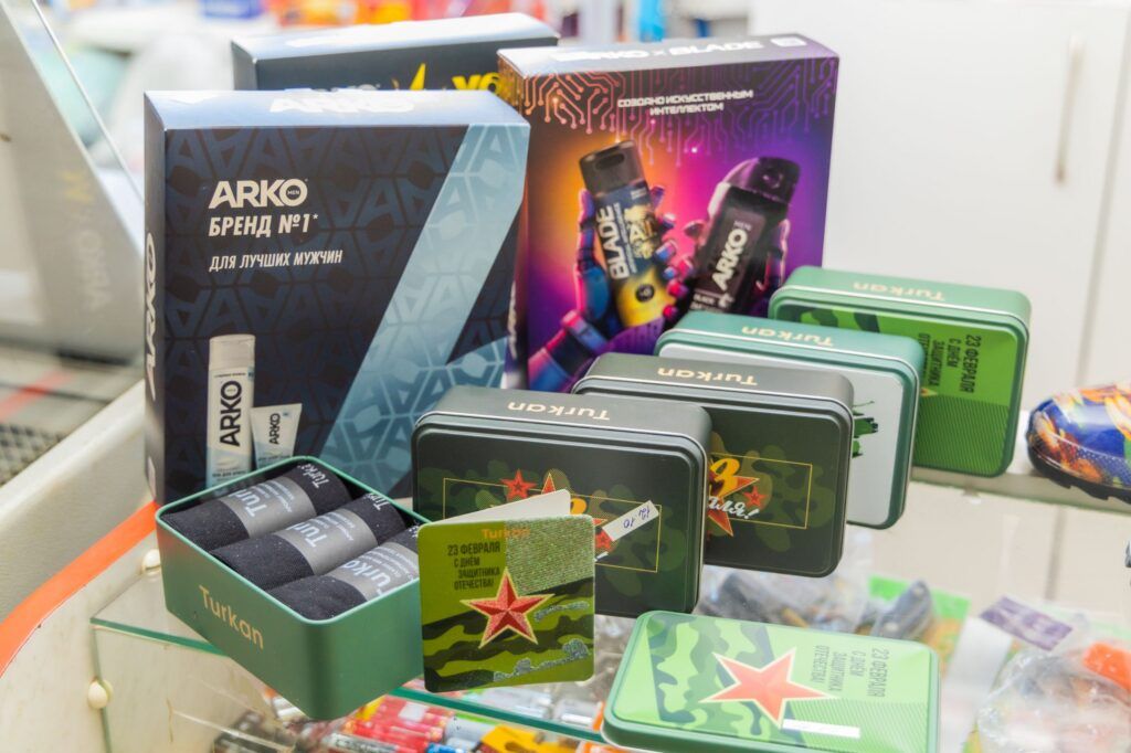 Носки, парфюм и сапоги. Какие подарки на 23 февраля предлагают в Могильно