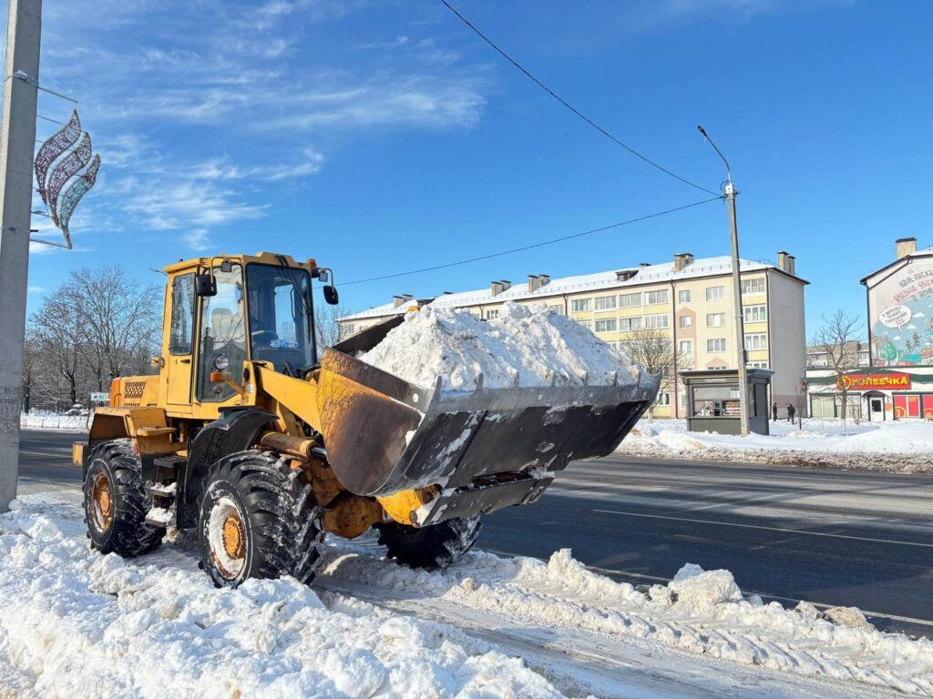 уборка снега возле МФ