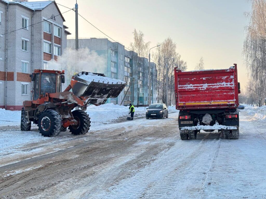 уборка снега на улице Новицкого