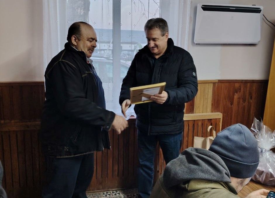 В экспериментальной базе имени Котовского поздравили механизатора с юбилеем