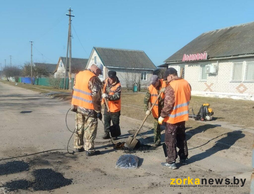 работники ЖКХ заделывают ямы
