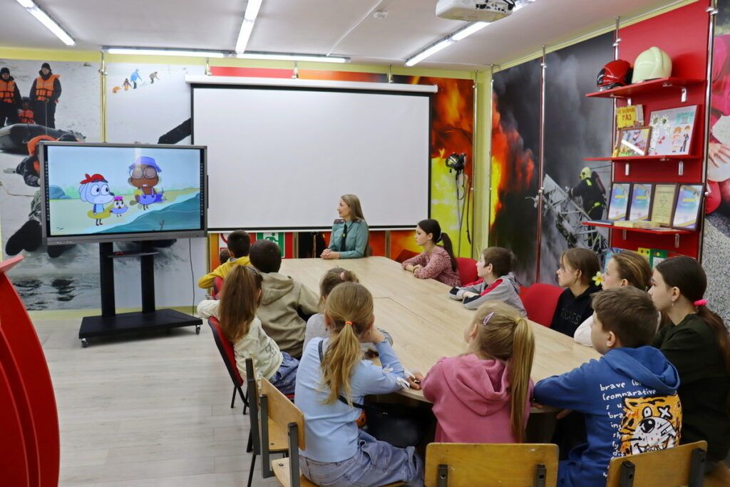 школьники в центре МЧС в гимназии