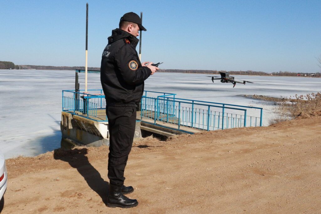 сотрудник РОЧС с дроном