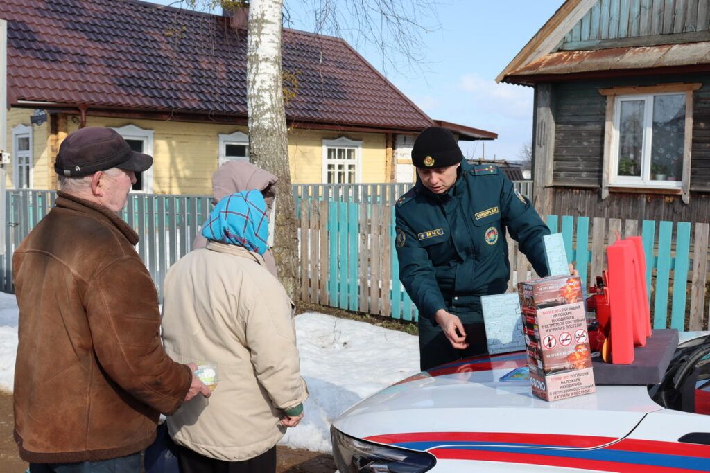 По маршрутам автолавок: как узденские спасатели обучают сельчан безопасности