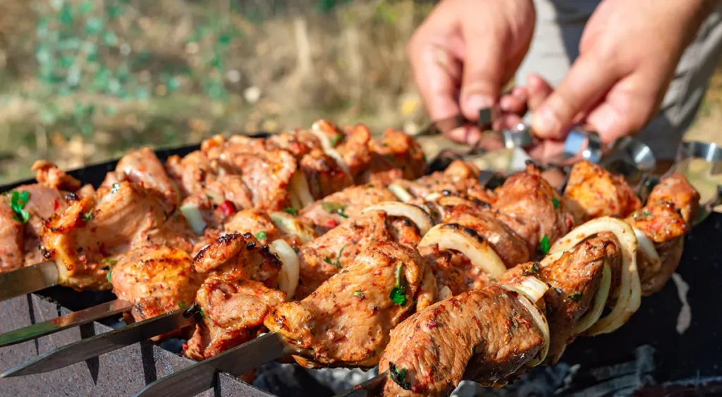 Как замариновать шашлык: 5 проверенных рецептов