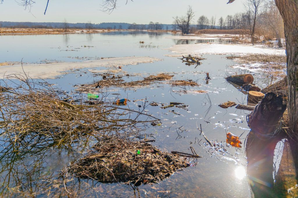 Мусорный «айсберг». Почему берег реки Неман захламлён мусором после зимы