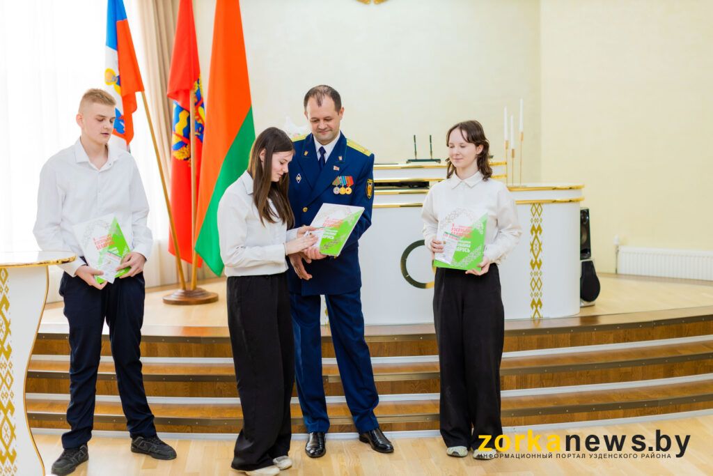 прокурор вручает паспорта