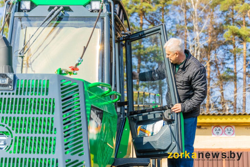Первая машина в Минской области: новый форвардер от Амкодор поступил в Узденский лесхоз
