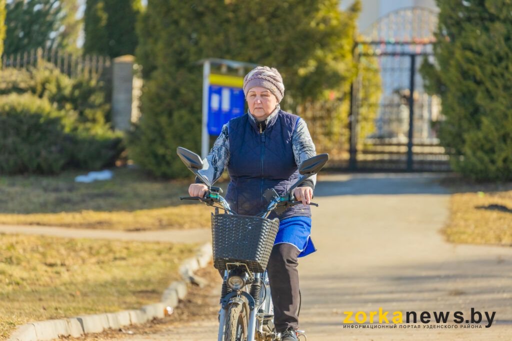 женщина на электроскутере