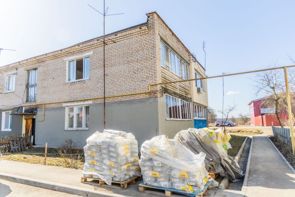 К ремонту двухэтажек приступили в деревне Королёво