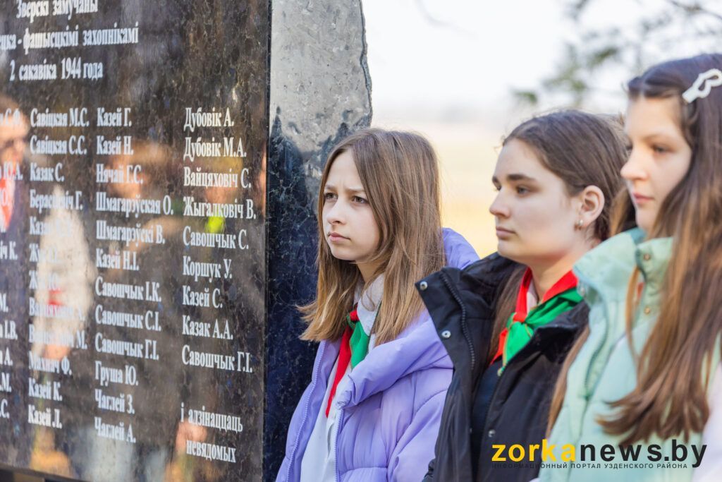 школьники возле памятника в Островке