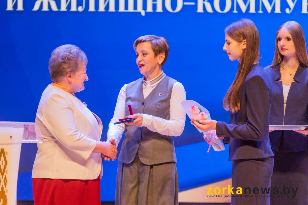 Василевская награждает медалью